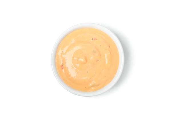 sauce savoureuse de hamburger dans le bol d'isolement sur le fond blanc - mustard bowl isolated condiment photos et images de collection