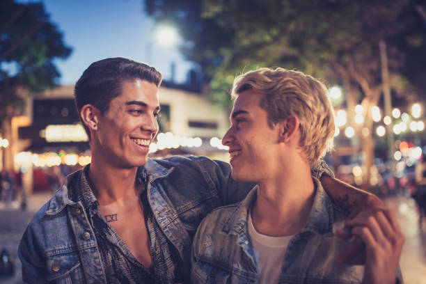 junge homosexuell paar nacht im freien porträt - buenos aires argentina palermo buenos aires south america stock-fotos und bilder