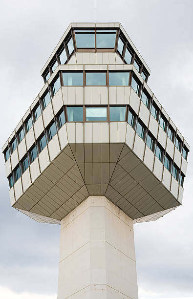 la tour de contrôle - airport window outdoors airfield photos et images de collection