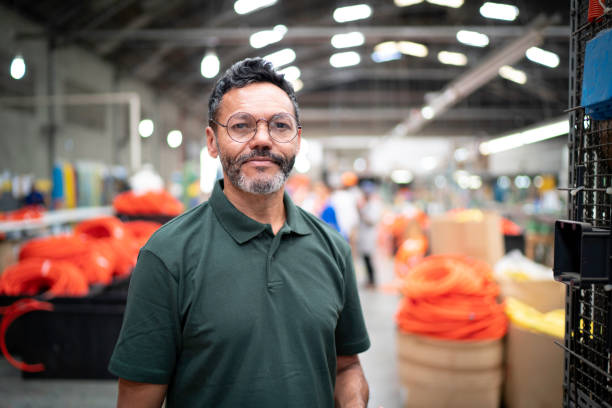 retrato del hombre en fábrica - warehouse manager place of work portrait fotografías e imágenes de stock