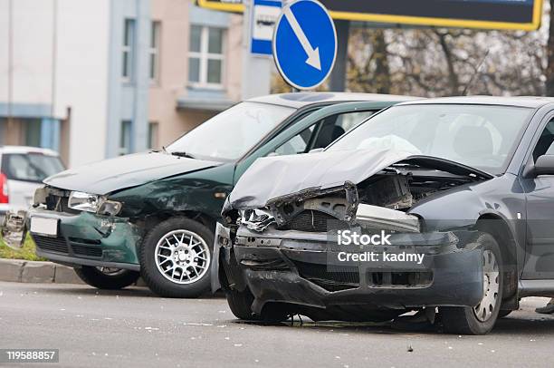 自動車事故クラッシュ - カラー画像のストックフォトや画像を多数ご用意 - カラー画像, タイヤ, ダメージ