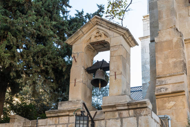 le clocher du monastère maronite près de la porte de jaffa dans la vieille ville à jérusalem, israel - church bell tower temple catholicism photos et images de collection