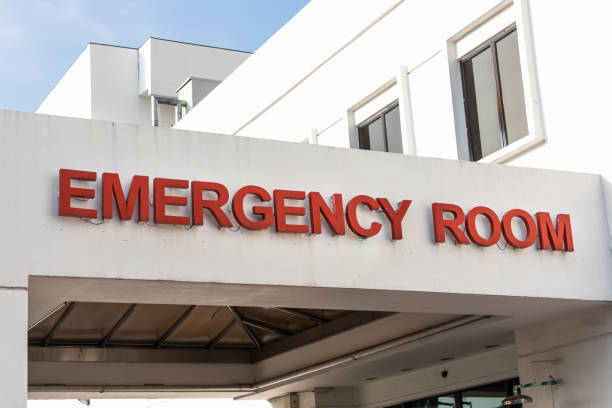 primo piano della segnaletica del pronto soccorso dell'ingresso dell'ospedale - emergency room accident hospital emergency sign foto e immagini stock