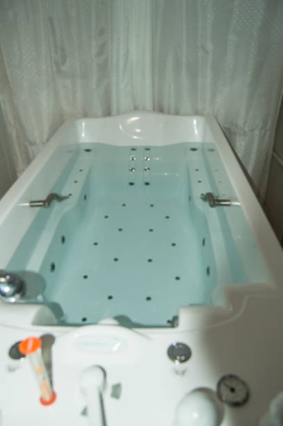 bain hydro-massage moderne rempli d'eau dans un complexe balnéologique dans un hôtel de luxe ou spa, tir vertical, relaxation et concept de traitement - hidromassage inside of wet luxury photos et images de collection
