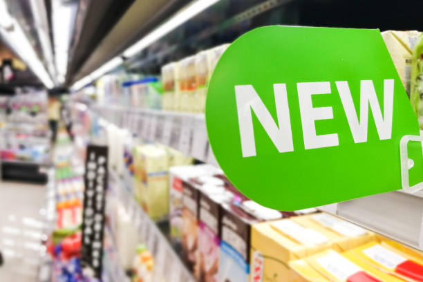 новое слово вывески на полке супермаркета для прибытия нового продукта - new arrival merchandise label стоковые фото и изображения