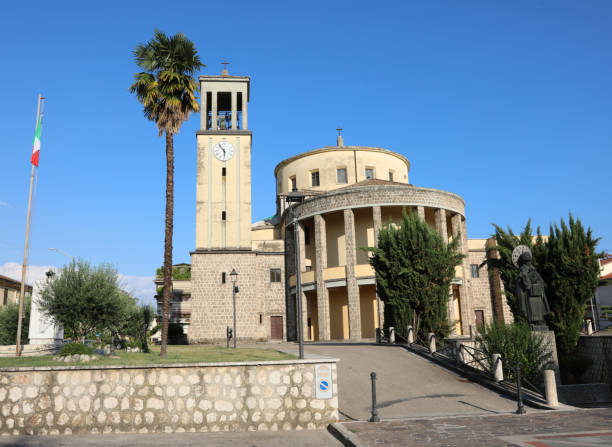 antigua iglesia con campanario en la ciudad de aquino en italia - santo tomas de aquino fotografías e imágenes de stock
