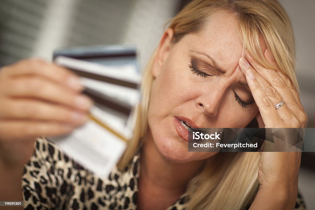 Disturbi di donna con carte di credito - Foto stock royalty-free di Adulto