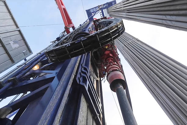 wiertnica, sprzęt w miejscu wiercenia ropy naftowej. - derrick crane drilling rig well sky zdjęcia i obrazy z banku zdjęć