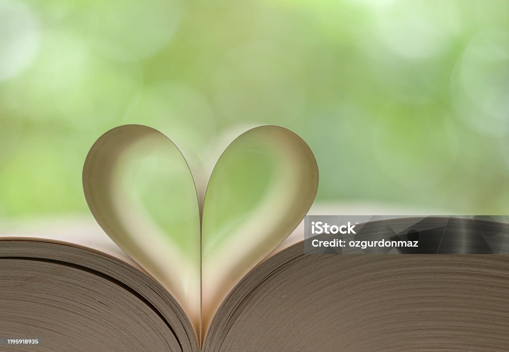 Forme de coeur faite des pages de livre - Photo de Coeur - Symbole d'une idée libre de droits