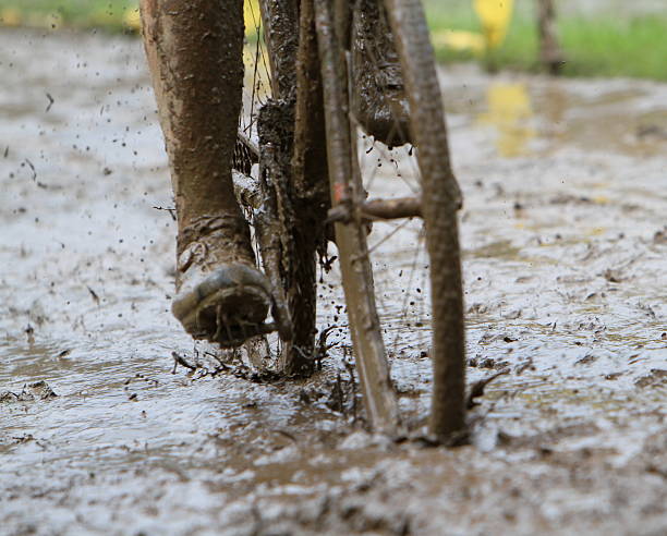 샌드위치 슬로피 머드 사이클링이 - cyclo cross 뉴스 사진 이미지