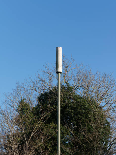 уличная лампа полюс башня для сотовой мобильной телефонной связи. - london england england street light telephone стоковые фото и изображения