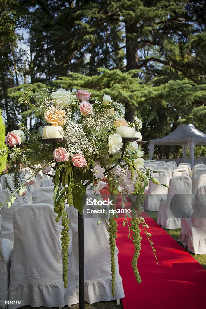 Красный ковер и цветы до свадьбы - Стоковые фото Алтарь роялти-фри