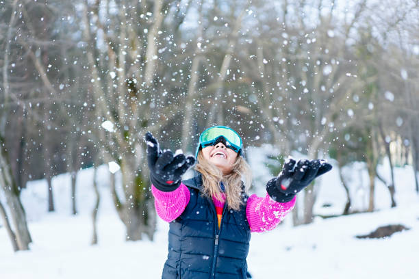 donna che gioca a palla di neve nei boschi con occhiali da sci - turkey extreme terrain snow nature foto e immagini stock