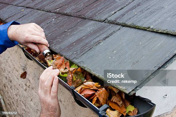 Workman Apagar Outono Folhas Da Sarjeta - Fotografias de stock e mais imagens de Caleira - Caraterística de Construção - Caleira - Caraterística de Construção, Limpar, Casa