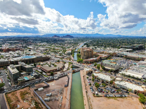 widok z lotu ptaka na miasto scottsdale z małą rzeką - phoenix arizona skyline desert zdjęcia i obrazy z banku zdjęć