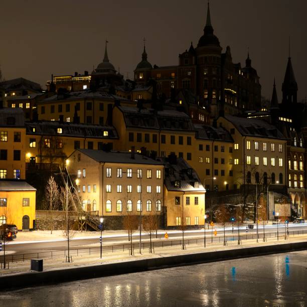 altstadt im winter.  stockholm - schweden - stockholm sweden gamla stan town square stock-fotos und bilder