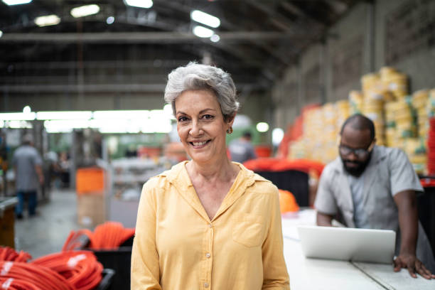 ritratto di donna nell'industria - independence business women manual worker foto e immagini stock