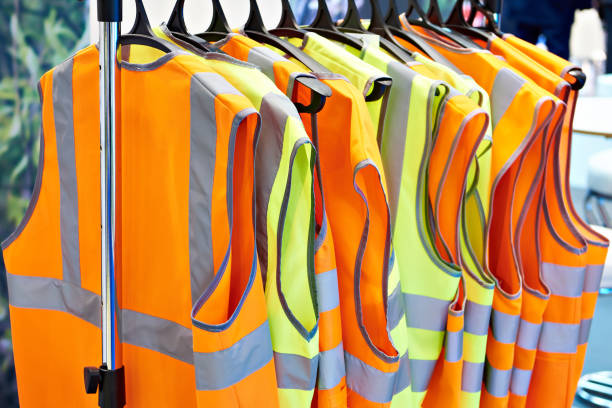 chalecos reflectantes para trabajadores de carretera - orange uniform fotografías e imágenes de stock