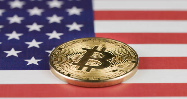 биткоин-криптовалюта на флаге соединенных штатов америки - government flag american culture technology стоковые фото и изображения