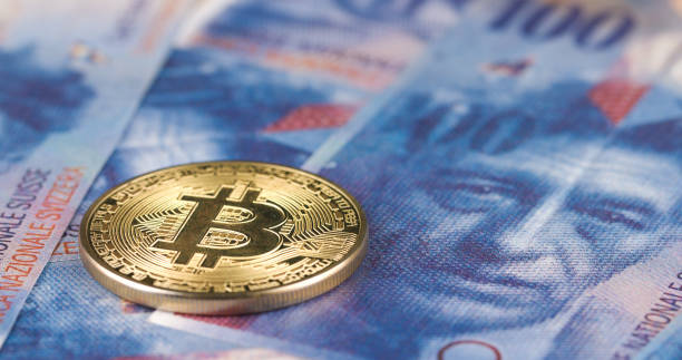 kryptowährung bitcoin auf frankenscheinen - swiss francs swiss currency switzerland finance stock-fotos und bilder