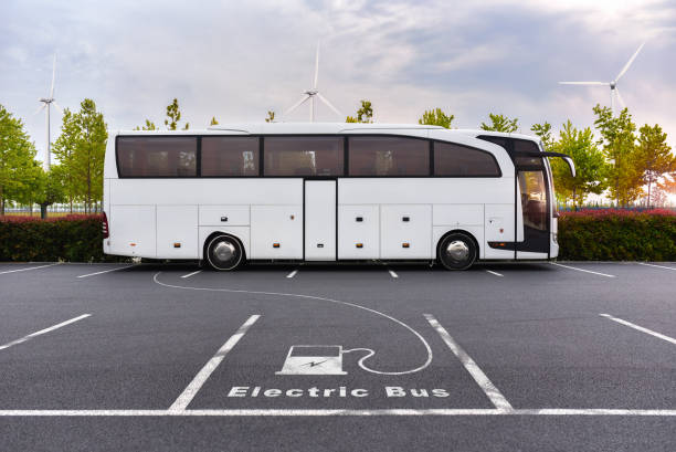 elektrobus beim laden - bus station stock-fotos und bilder