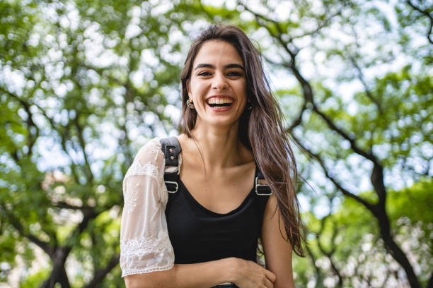 femme de beauté naturelle magnifique souriant à l'appareil-photo - beautiful student female beauty in nature photos et images de collection