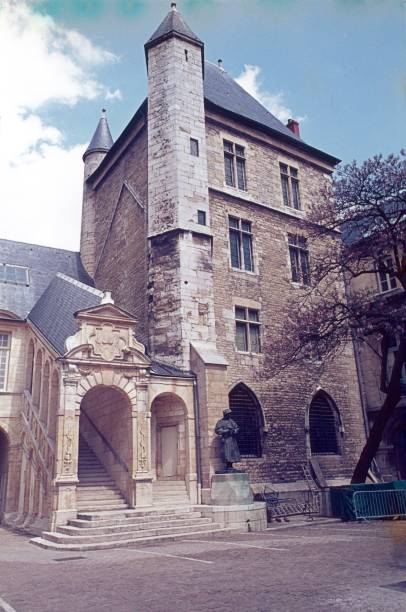готический "тур де бар" во дворе дворца герцога в дижоне, бургундии - duke of burgundy стоковые фото и изображения