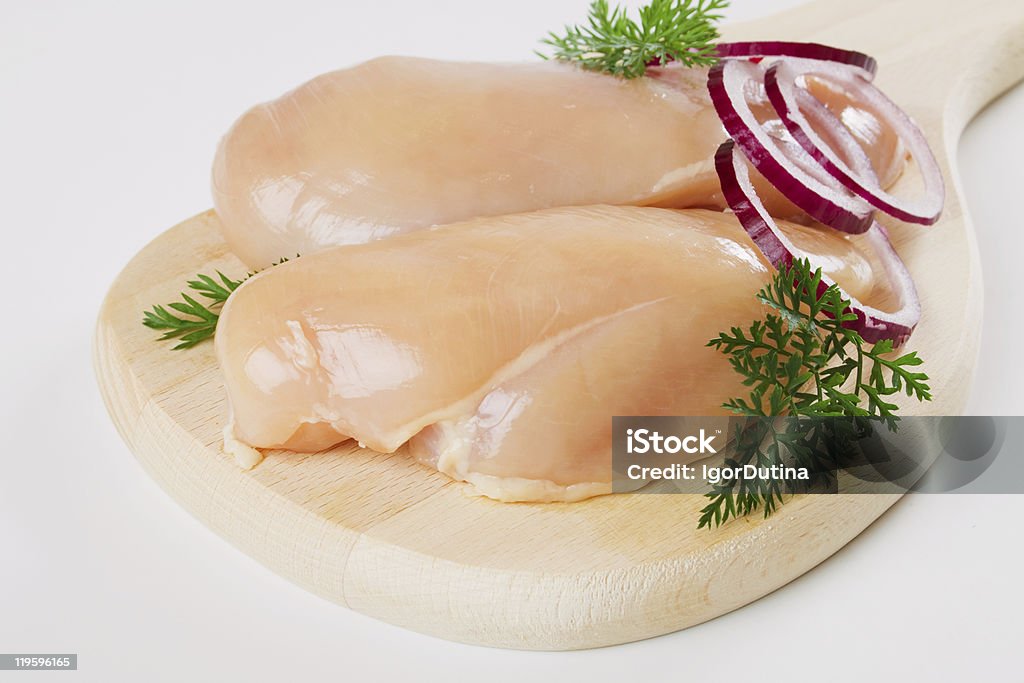 Pechuga de pollo de la carne en tablero de madera - Foto de stock de Blanco - Color libre de derechos