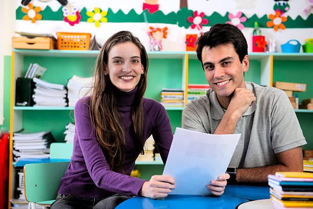 Teacher and parent meeting in school classroom  primary school assembly stock pictures, royalty-free photos & images