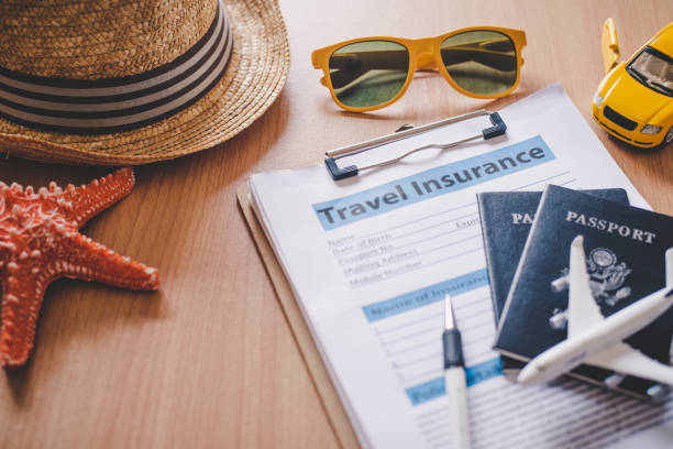 documentos de seguro de viagem para ajudar os viajantes a se sentirem confiantes na segurança de viagens. - travel insurance - fotografias e filmes do acervo