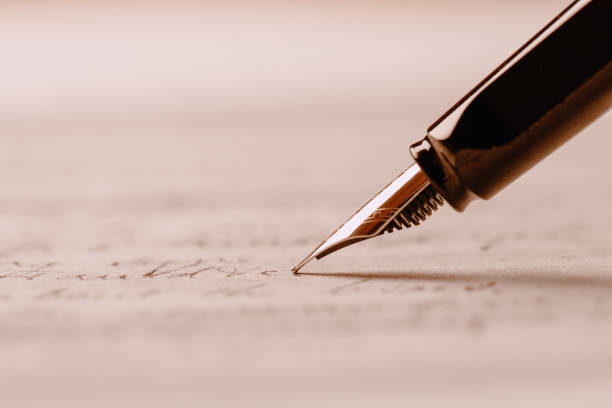 stylo de fontaine sur le papier avec le plan rapproché de texte d'encre - ecriture stylo journal intime photos et images de collection