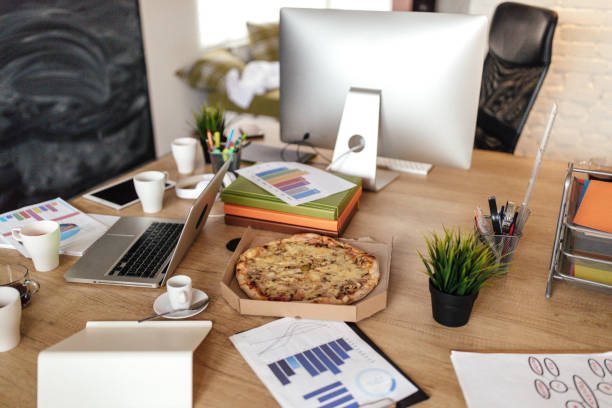 mess de bureau - coffee to go flash photos et images de collection