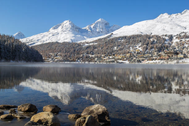 lac de saint-moritz regardant le centre-ville - st moritz mountain nature water photos et images de collection