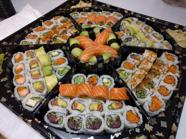 寿司ロールパーティープレート - appetizer asia carrot maki sushi ストックフォトと画像