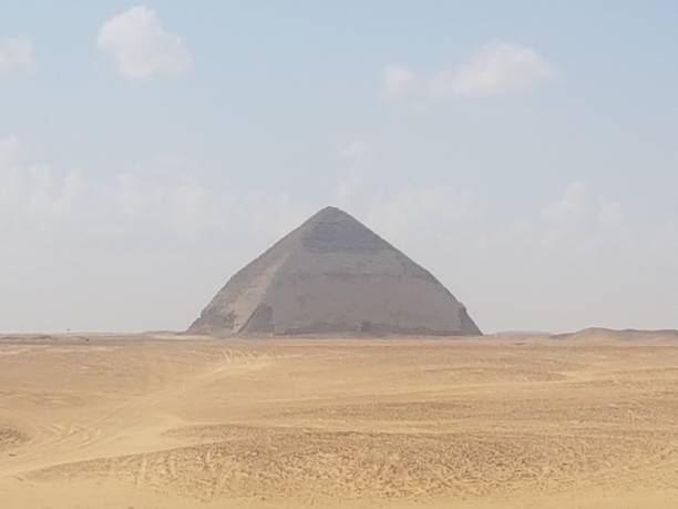 piramide piegata, egitto - snofru foto e immagini stock