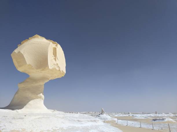 chalk rock, desierto blanco - farafra, egipto - white desert fotografías e imágenes de stock