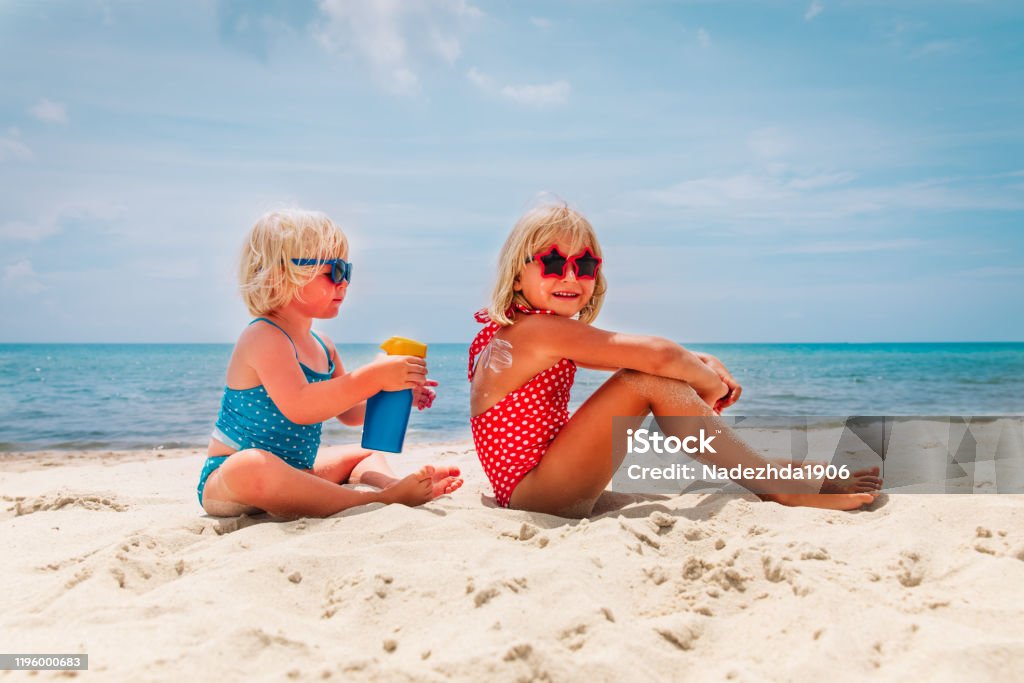 Sonnenschutz Kleine Mädchen Mit Sonnencreme Am Strand Stockfoto