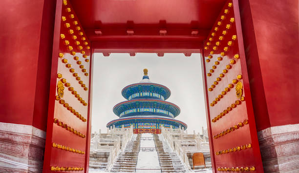 świątynia nieba ze śniegiem w pekinie,chiny - beijing temple of heaven temple door zdjęcia i obrazy z banku zdjęć