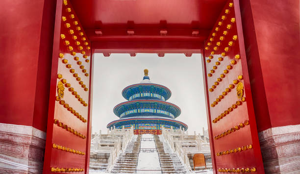 храм неба со снегом в пекине, китай - beijing temple of heaven temple door стоковые фото и изображения