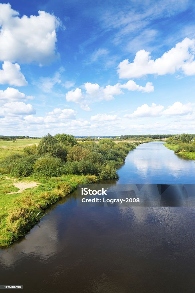 Río, cielo azul y verde shores cloud - Foto de stock de Adulto libre de derechos