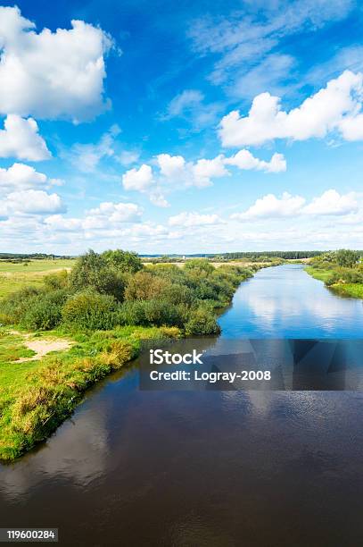 Blue River Chmury Niebo I Zielone Brzegi - zdjęcia stockowe i więcej obrazów Białoruś - Białoruś, Brzask, Brzeg wody