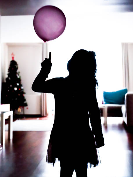 silhuett av liten flicka som leker ballong - children tree christmas silhouette bildbanksfoton och bilder