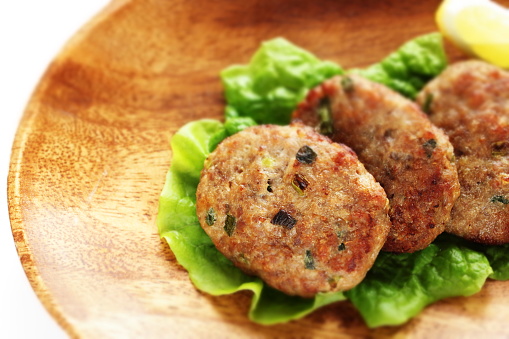나무 접시에 아시아 봄 양파 햄버거 증기 0명에 대한 스톡 사진 및 기타 이미지 - 0명, Comfort Food, 골파 ...