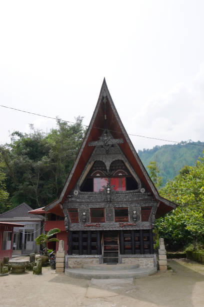 Batak Museum Tomok Batak Museum. The wooden Batak museum Built in 2005, has a collection that describes the history and culture of the Batak Toba community danau toba lake stock pictures, royalty-free photos & images