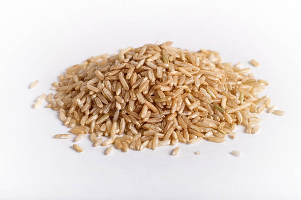 pila di riso integrale isolato su sfondo bianco.  primo piano. - vegies corn dinner crop foto e immagini stock