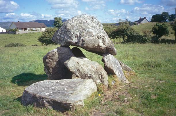 dolmen w: carrowmore - carrowmore zdjęcia i obrazy z banku zdjęć
