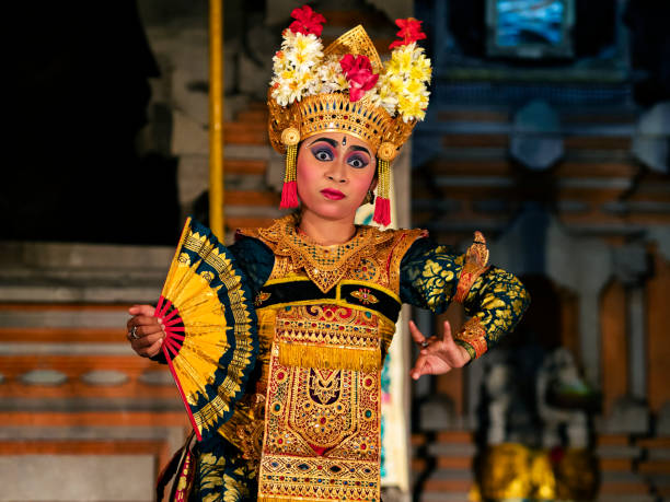 bali, indonesia, ballerina balinese che esegue la danza legong indossando costumi cerimoniali tradizionali - danza del legong immagine foto e immagini stock