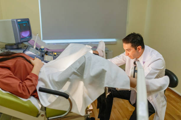 kobieta w fotelu ginekologicznym podczas badania ginekologicznego z lekarzem. ginekolog bada kobietę - cytologia zdjęcia i obrazy z banku zdjęć