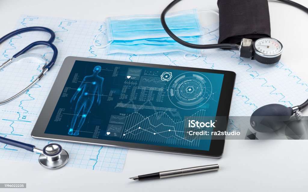 Medizinische Ganzkörper-Screening-Software auf Tablet - Lizenzfrei Arzt Stock-Foto