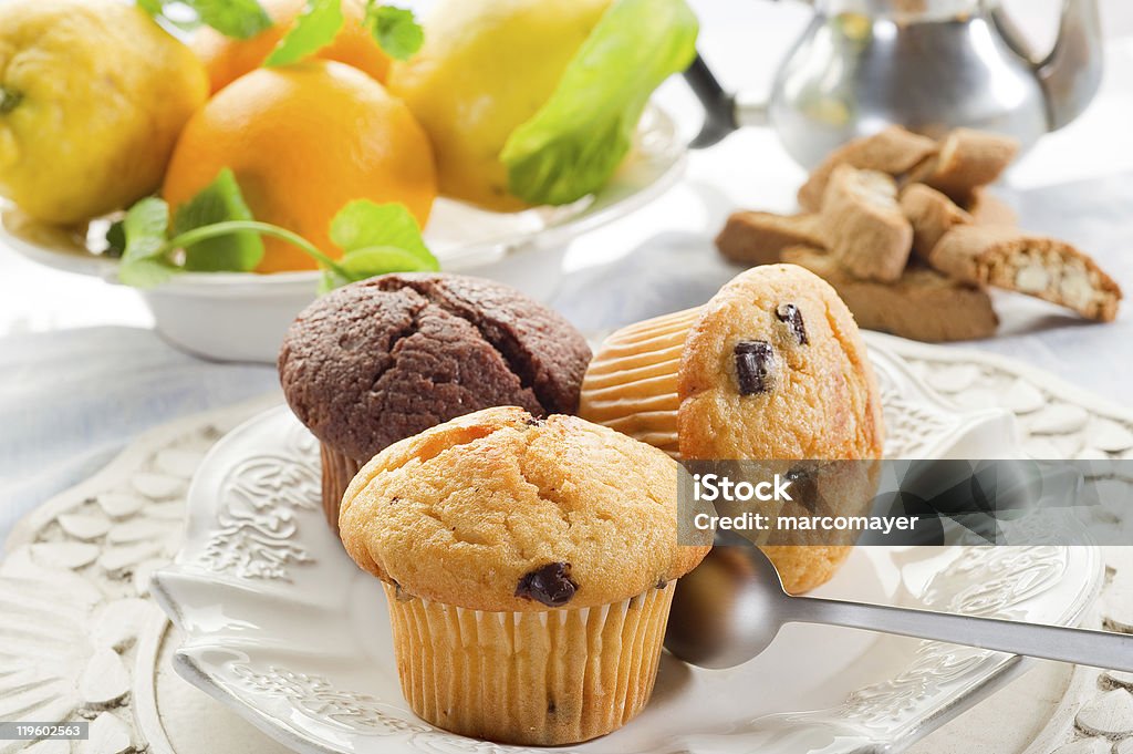 muffin su piatto - Foto stock royalty-free di Biscotto secco